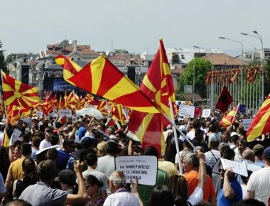 Μέλος της ελληνικής αντιπροσωπείας για τα σχολικά βιβλία «αβαντάρει» υπερεθνικιστή των Σκοπίων! (φώτο)